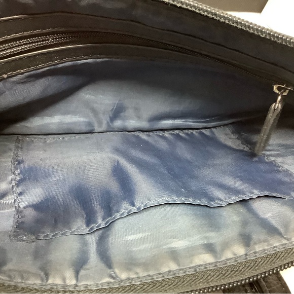 Tommy Hilfiger Crossbody preloved but in great condition - Picture 4 of 4